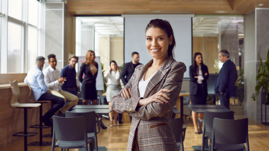 ragazza con sullo sfondo altre persone in aula formazione