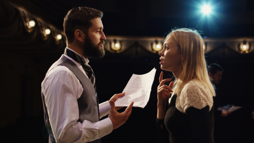 attori che provano scena teatrale