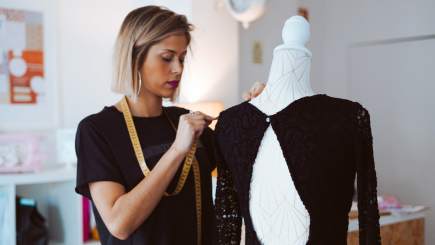 ragazza che cuce vestito su un manichino