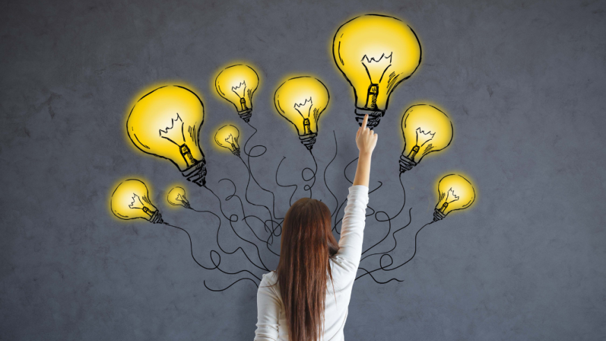 ragazza che tocca disegno con lampadine accese