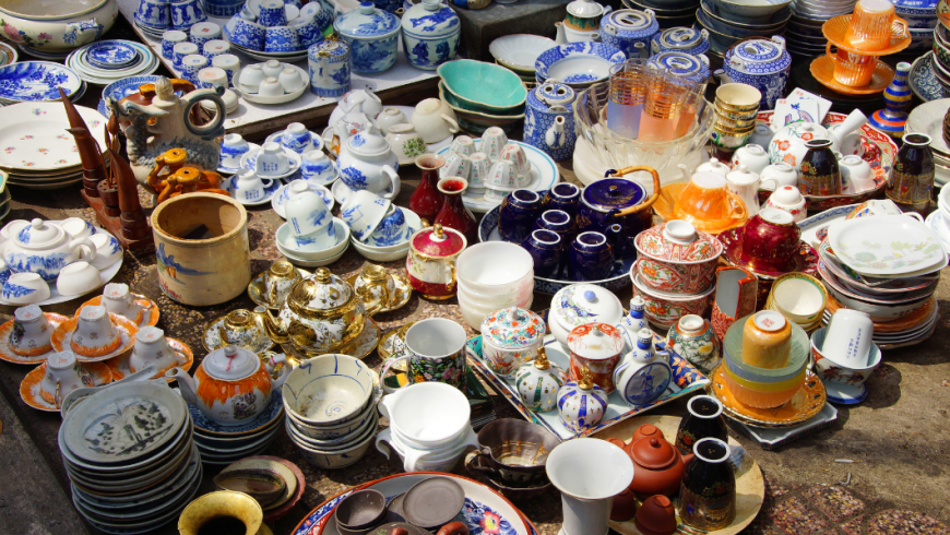tazzine e porcellana ad un mercatino