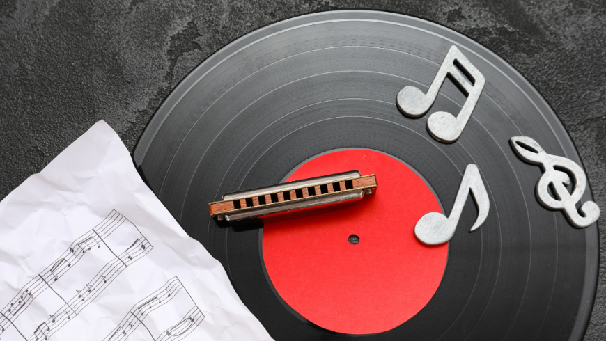 disco in vinile, fisarmonica e spartito 