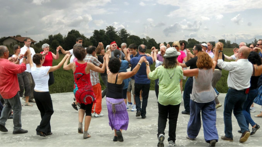 persone che ballano in cerchio
