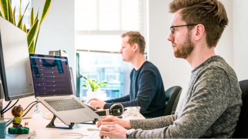 Impiegati al lavoro su computer