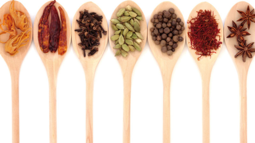 Cucchiai di legno con semi e spezie