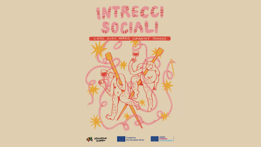 Locandina illustrata in tonalità pastello per l'evento "Intrecci Sociali", caratterizzata da figure stilizzate che intrecciano fili rosa attorno a grandi aghi da maglia, con loghi istituzionali in basso