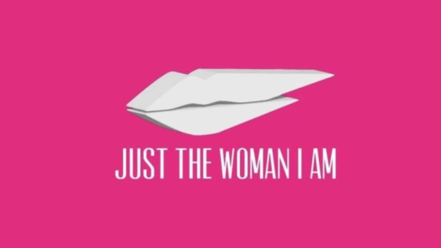 Scritta Just the woman I am con logo della manifestazione