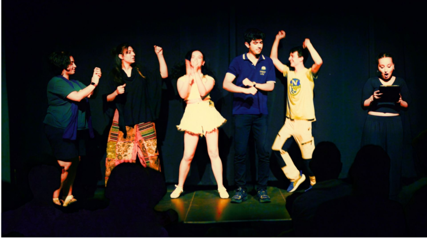 Ragazzi che recitano sul palco