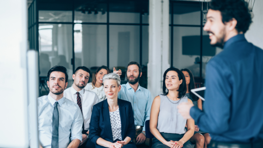 Gruppo di persone che fanno formazione