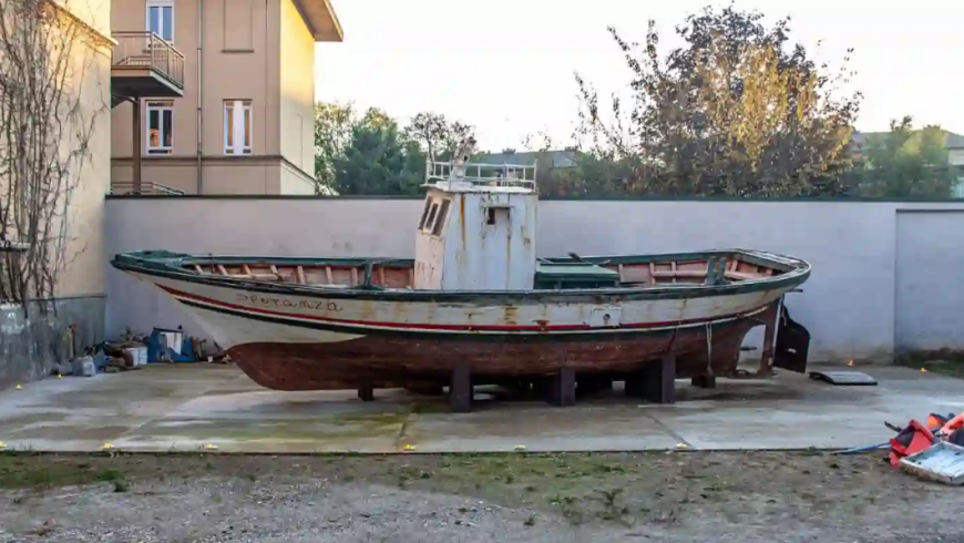 Barca in legno nel cortile di Mamre, simbolo delle migrazioni contemporanee