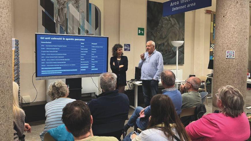 Foto del primo incontro con le associazioni, due speaker e una platea all'InformaGiovani