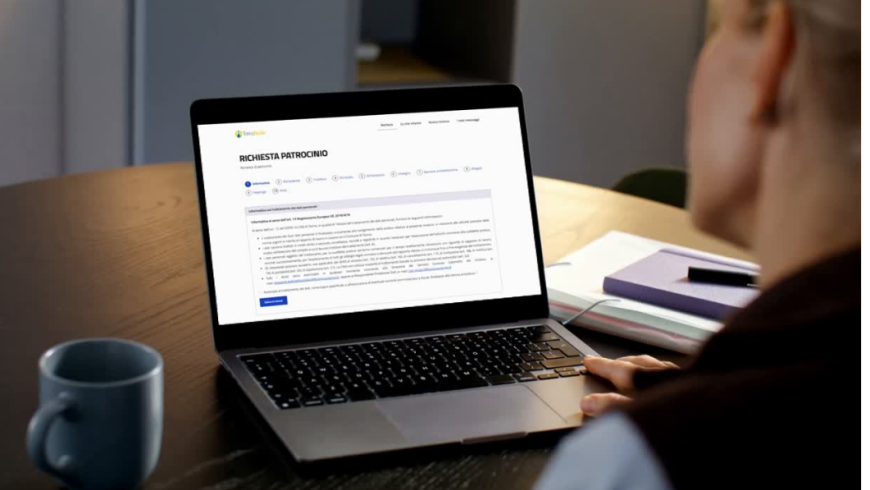 computer con schermata su richiesta patrocinio del comune di torino