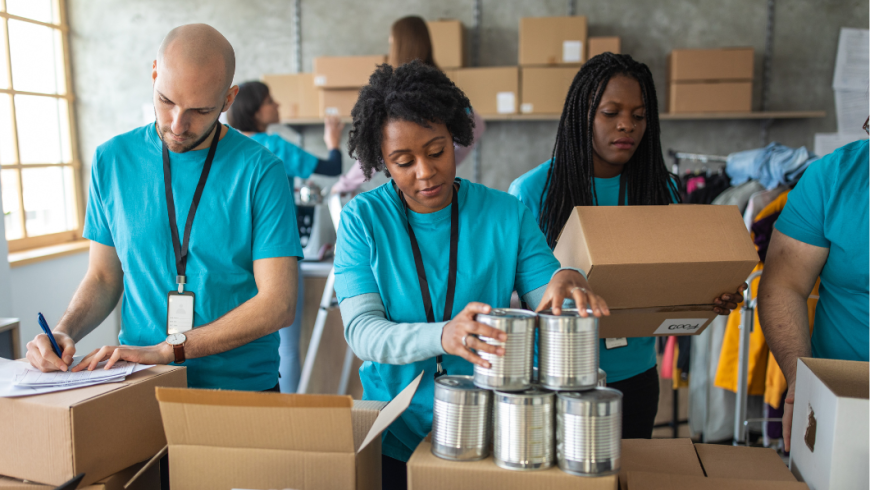 volontari che riempono scatole di viveri