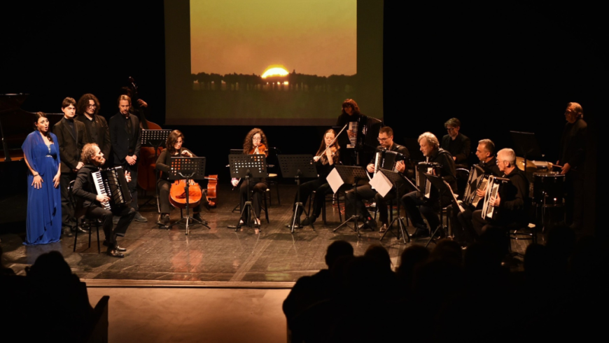 Orchestra e cantanti sul palco