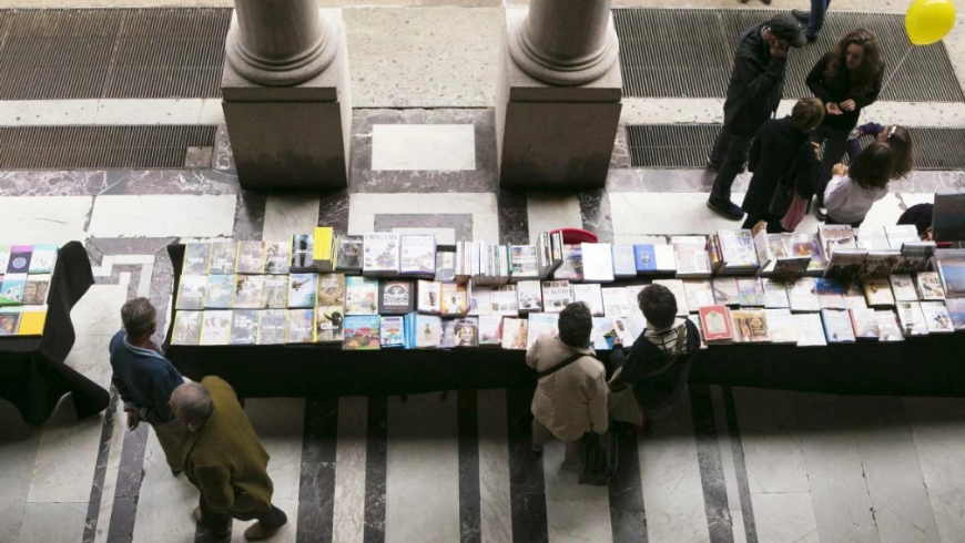 Veduta dall'alto di sotto i portici con banchi di libri