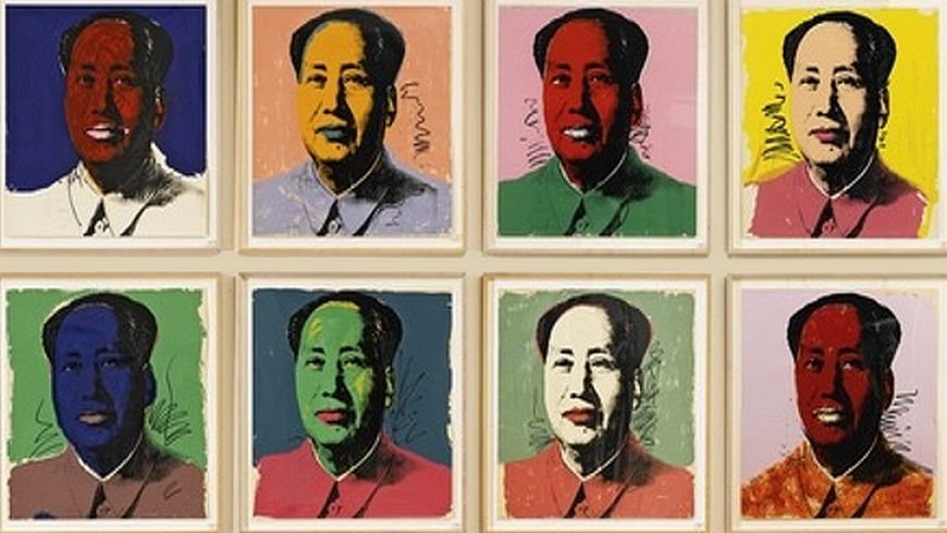 L'immagine è un'opera pop art di Andy Warhol che presenta otto ritratti di Mao Zedong. I volti di Mao sono rappresentati con colori accesi e contrastanti, disposti in una griglia. Lo stile è grafico e piatto, tipico di Warhol, che utilizza variazioni cromatiche per creare un impatto visivo forte.