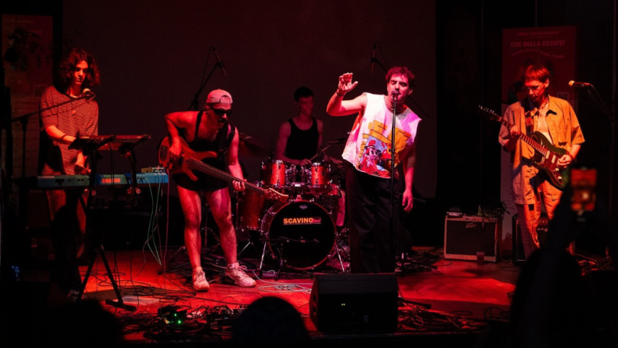 Band di giovani che si esibisce su un palco