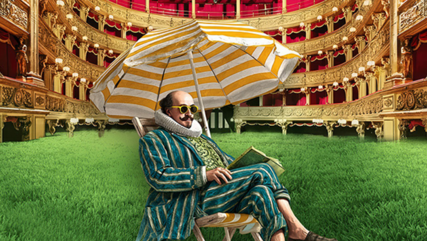 Immagine di Shakespeare in ciabatte sotto ombrellone su prato dentro Teatro Carignano