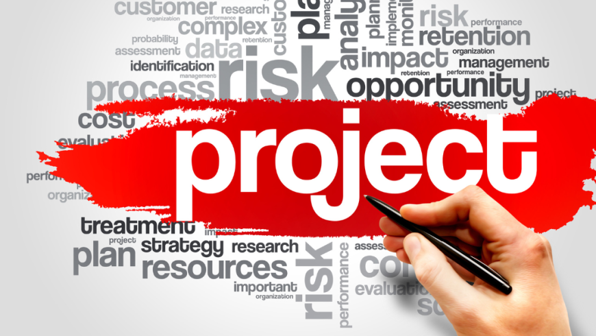 Mano con penna in mano e parole chiave project