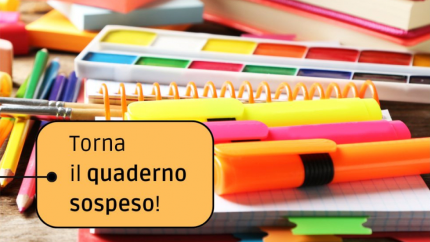 Scritta Torna il quaderno sospeso con foto di articoli di cancelleria