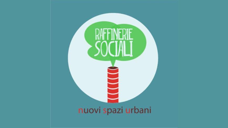 L'immagine mostra il logo ufficiale di Raffinerie Sociali, racchiuso in un cerchio bianco su uno sfondo di colore azzurro polvere. Il logo reinterpreta in chiave ecologica e comunitaria l'iconografia di una classica ciminiera industriale