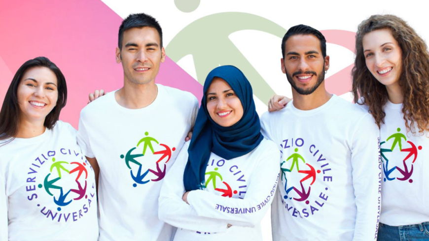 ragazzi che indossano una maglietta con scritta Servizio civile universale