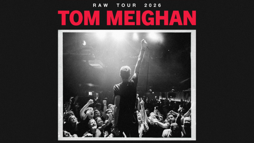 foto del cantante di spalle davanti al pubblico