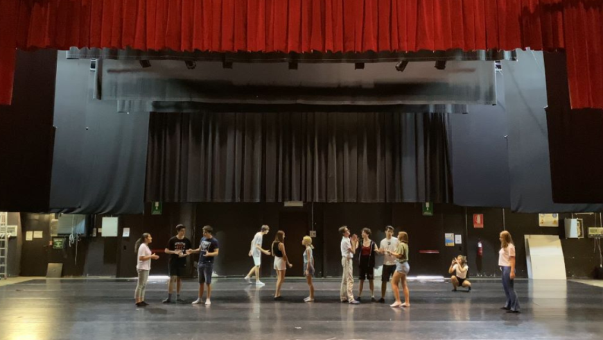 Ragazzi e ragazze sul palcoscenico di un teatro