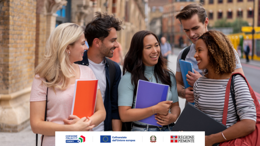 Gruppo di giovani con quaderni in mano, loghi Coesione Italia, UE, Repubblica Italiana e Regione Piemonte