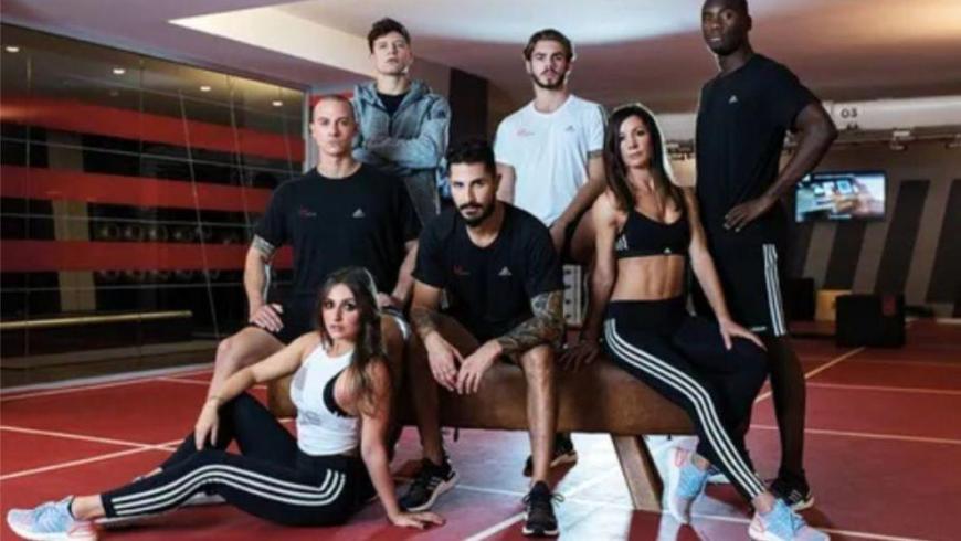 Foto di giovani uomini e donne in una palestr