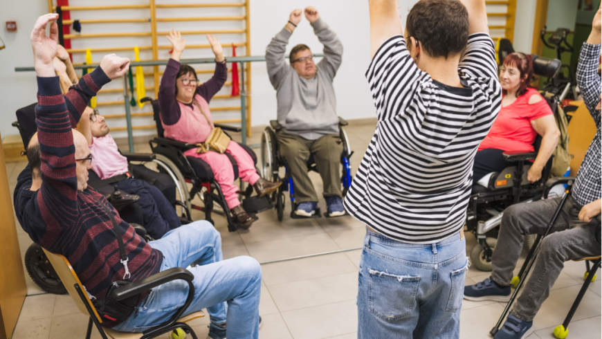 gruppo di persone con disabilità che partecipano ad un laboratorio di motricità