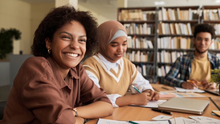ragazzi e ragazze di origine straniera che studiano in biblioteca
