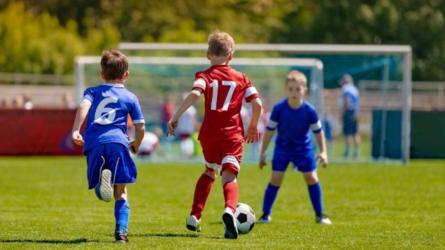 tra bambini che giocano a calcio