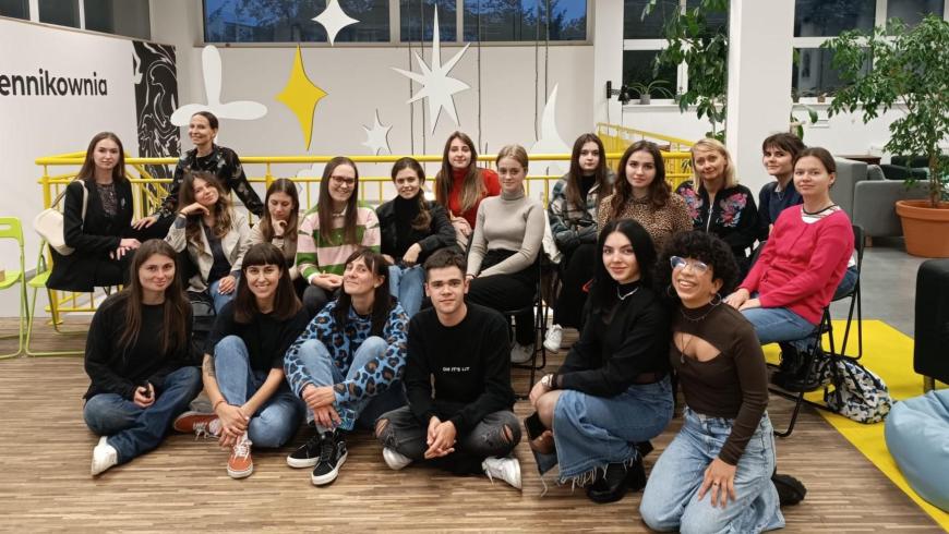 gruppo di giovani nel centro Wymiennikownia