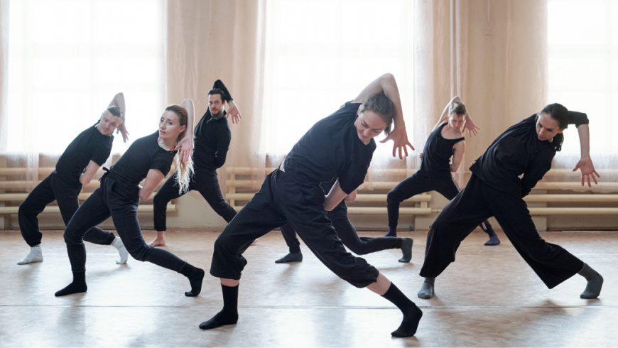 ballerini e ballerine che provano