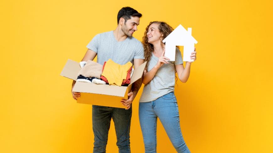 giovane coppia con scatolone per traslochi