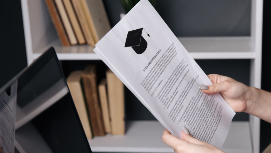 Tesi di laurea e alcuni libri sullo sfondo