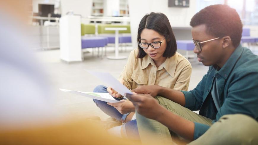 Un ragazzo e una ragazza studiano in università