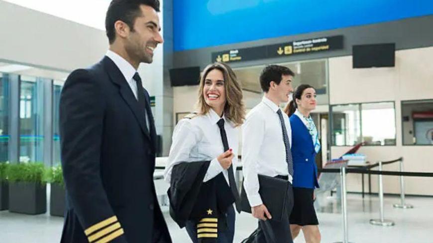 piloti ed hostess in aeroporto