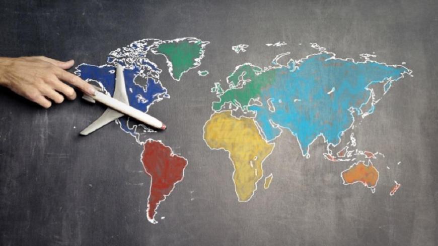 mappa del mondo con modellino di aereo