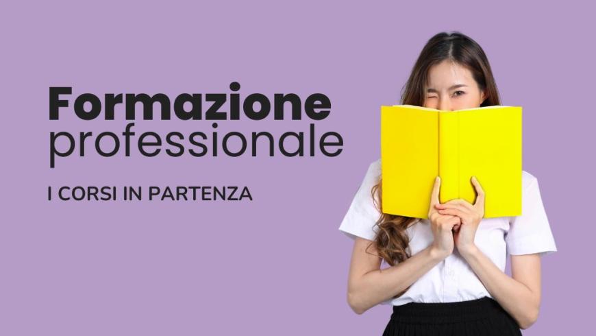 Ragazza con libro giallo tra le mani che si copre la faccia