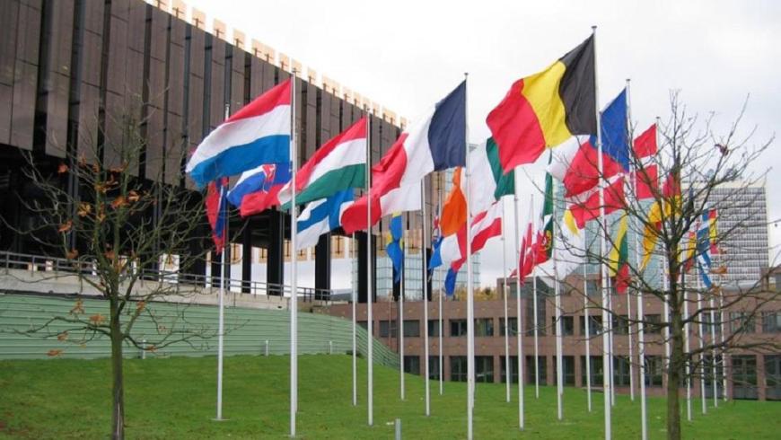 bandiere di tutti i paesi dell'unione europea