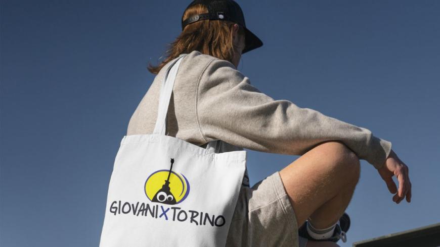 ragazzo di spalle con borsa di tela brandizzata Giovani X Torino