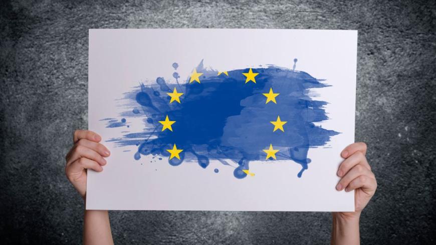 bandiera dell'Europa su foglio bianco