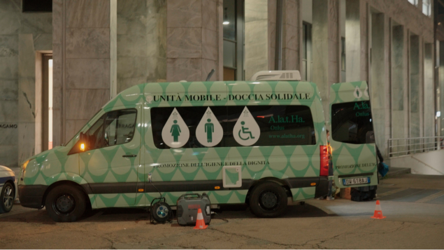 Furgone con scritta Doccia solidale