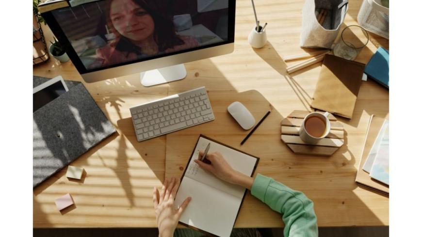 scrivania con PC, Foto di Julia M Cameron da Pexels