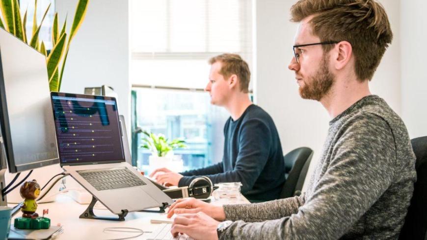 impiegati davanti al computer in ufficio