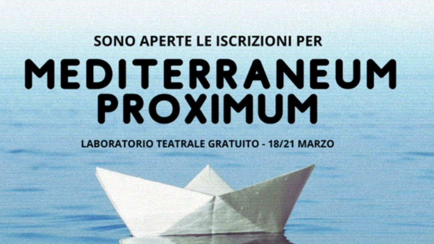 barchetta di carta nel mare con scritta "Sono aperte le iscrizioni pe Mediterraneum proximum"