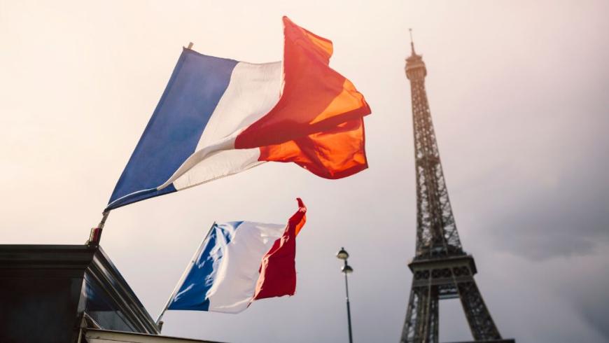 bandiere francesi con la tour Eifell sullo sfondo