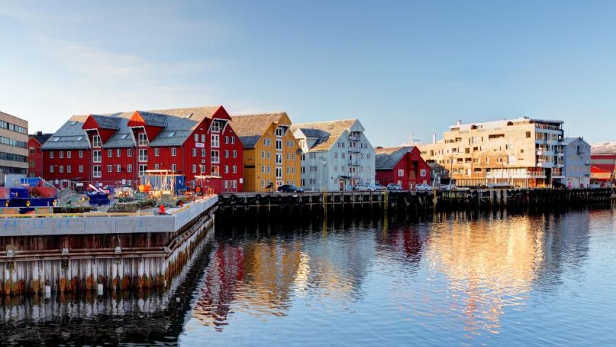 case colorate su fiordo in Norvegia